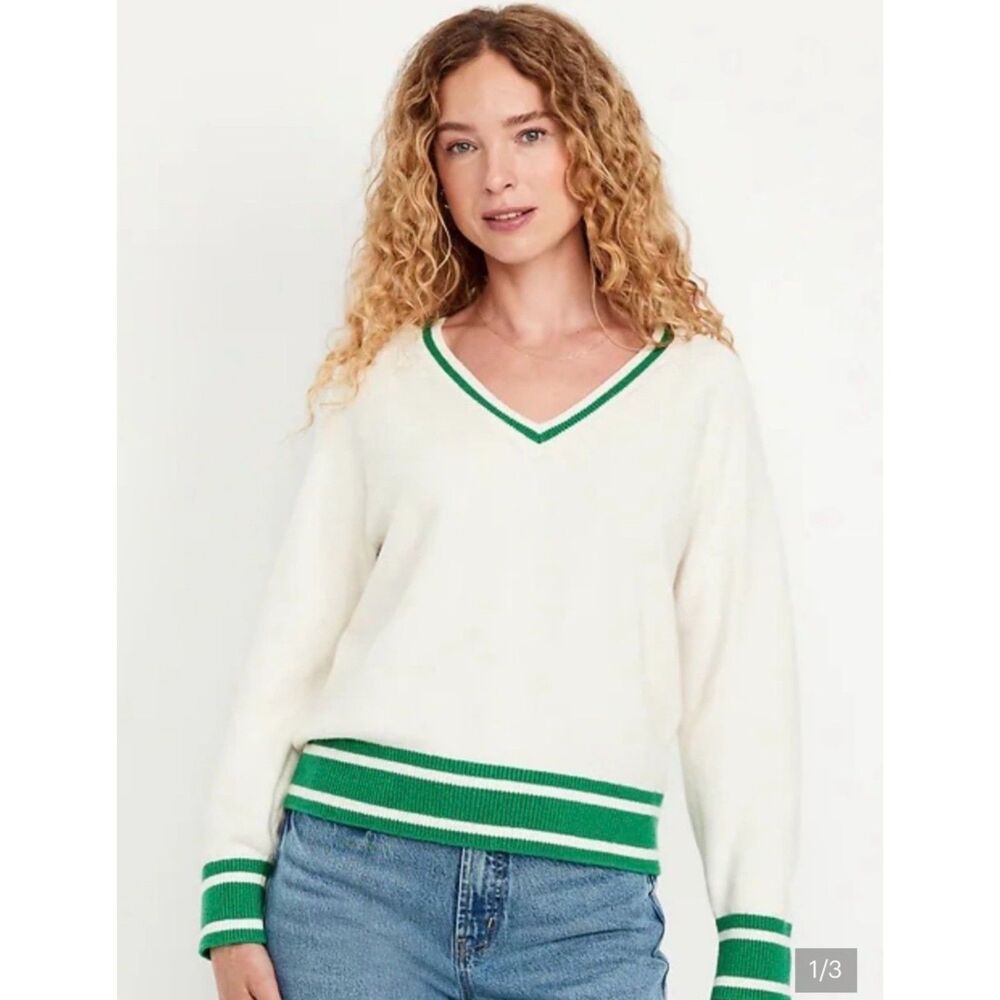 Old navy Women’s SoSoft Loose V neck sweater size medium tennis preppy old money